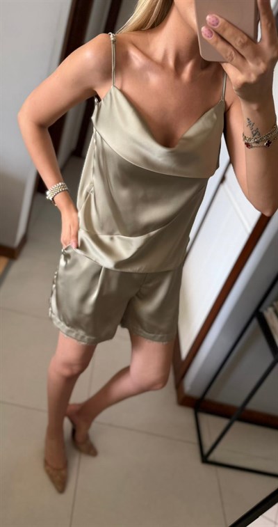 YEŞİL SATEN DEGAJELİ ASKILI BLUZ