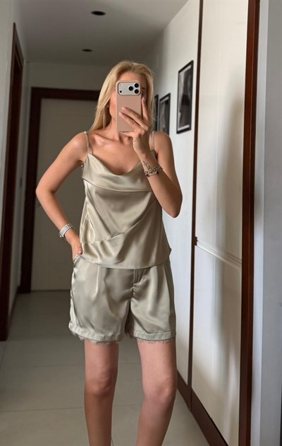 YEŞİL SATEN DEGAJELİ ASKILI BLUZ