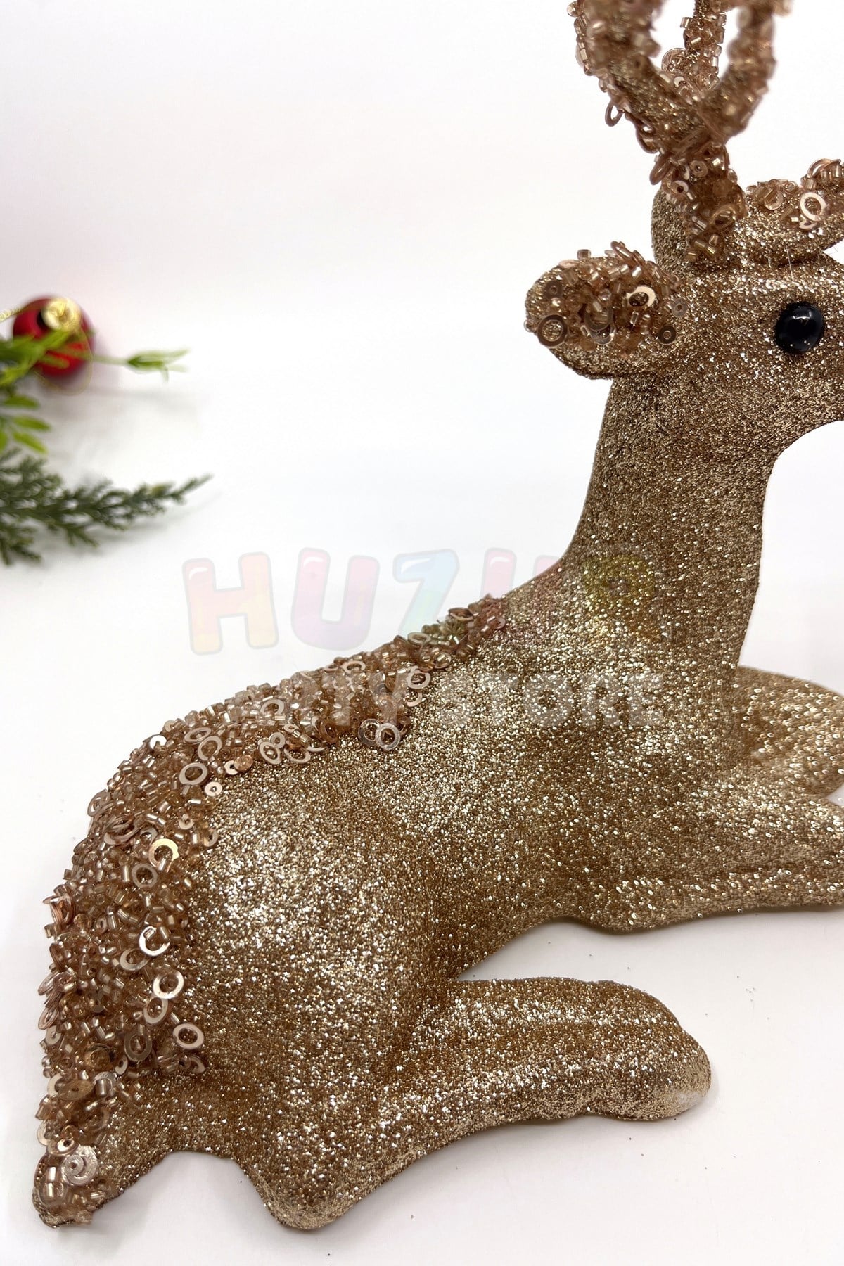 Gold Renkli Oturan Zarif Geyik Simli 20x20 Cm Sırtı Boynuzu Pul Detaylı Yeni Yıl Yılbaşı Süsü Dekoru