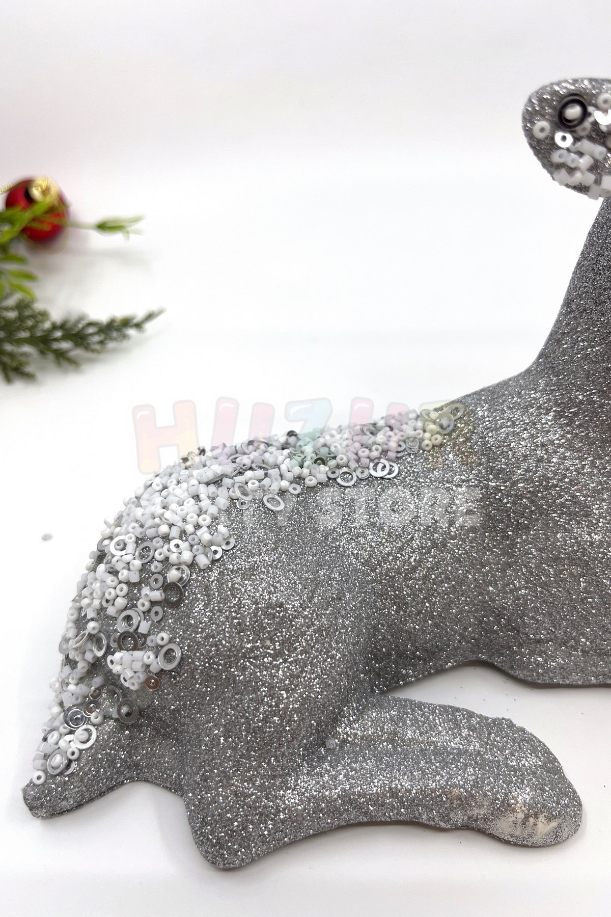 Gümüş Renkli Oturan Zarif Geyik Simli 20x20 Cm Sırtı Boynuzu Pul Detaylı Yeni Yıl Yılbaşı Süsü Dekor