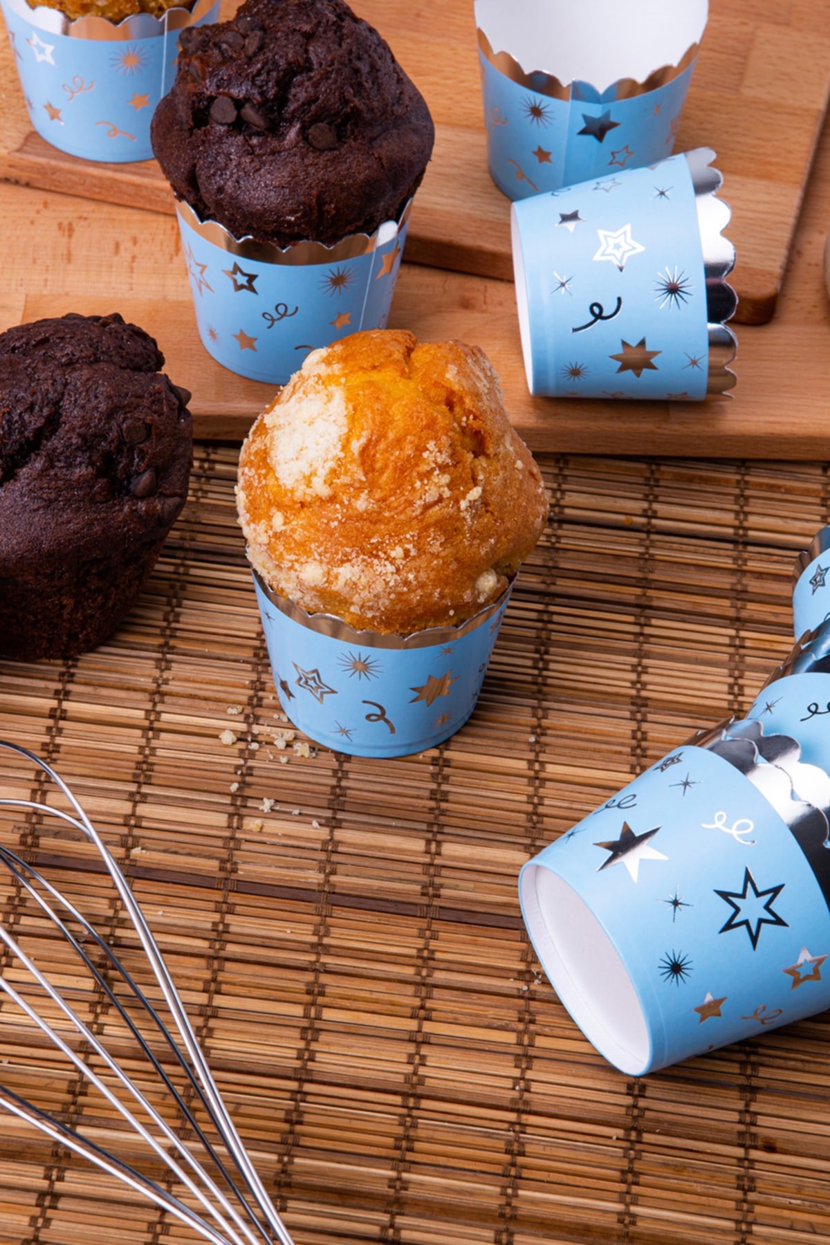 Gümüş Yaldızlı Mavi 12li Kek Kalıbı Yıldız Konfeti Detaylı Fırında Dağılmayan 6.5x5 Cm Muffin