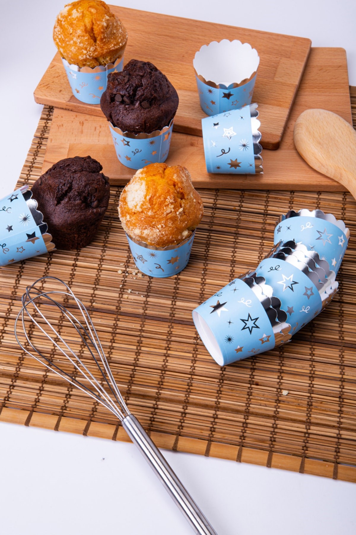 Gümüş Yaldızlı Mavi 12li Kek Kalıbı Yıldız Konfeti Detaylı Fırında Dağılmayan 6.5x5 Cm Muffin
