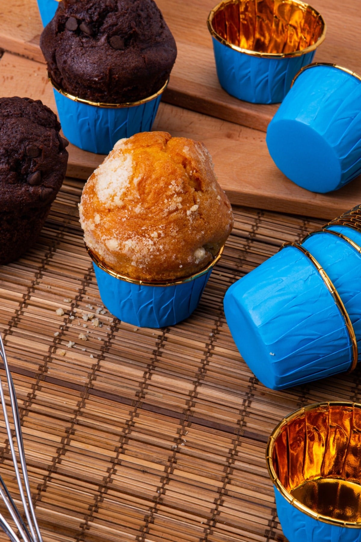 Mavi Parlak Karton 25li Kek Kalıbı Kenarı Gold Kaplama Fırında Dağılmayan 6.5x4 cm Muffin Cupcake