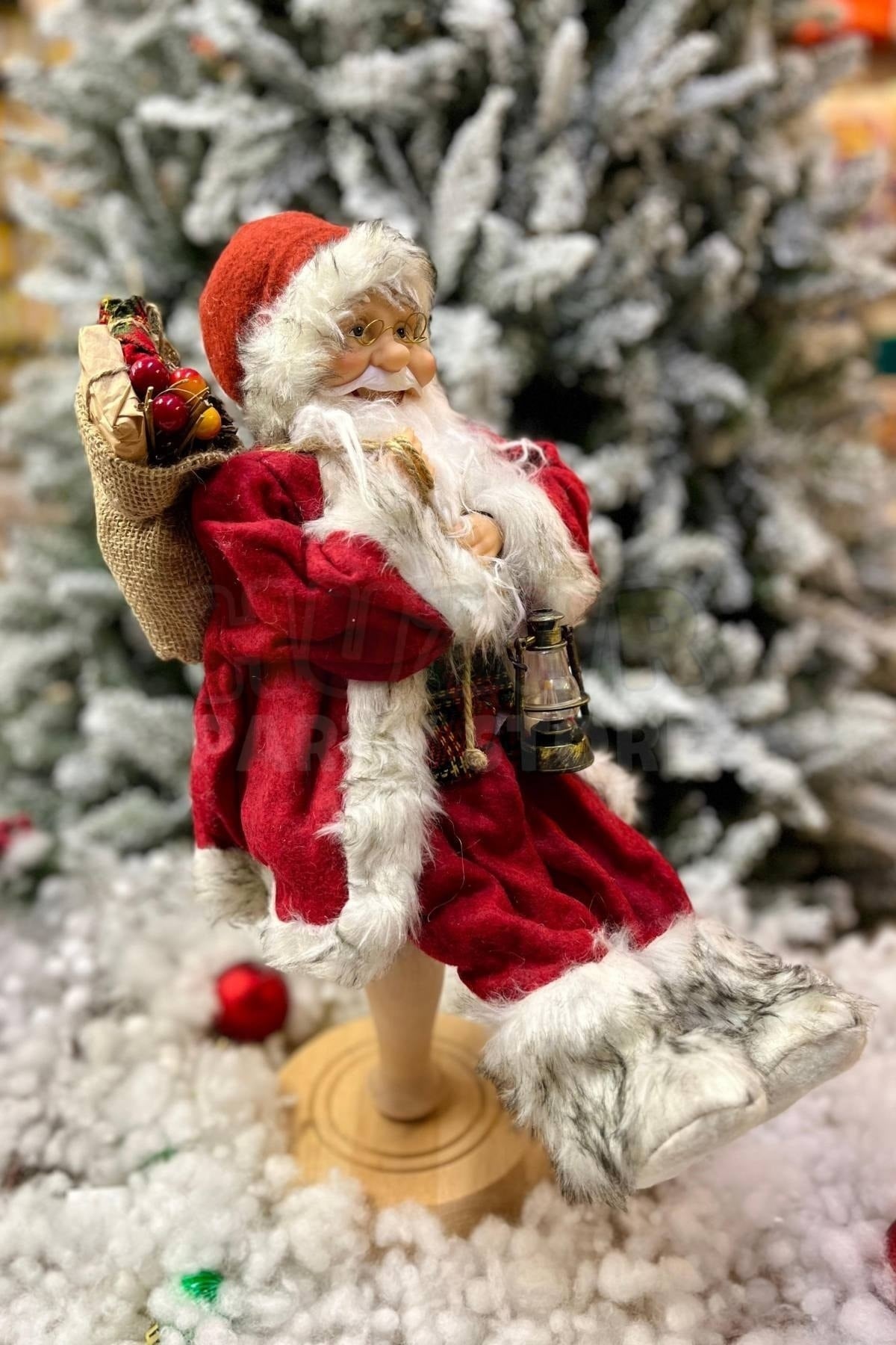 Oturan Noel Baba 45 Cm Kırmızı Kürklü Gaz Lambası Hediye Dolu Torba Detaylı Oturabilen Yılbaşı Dekor