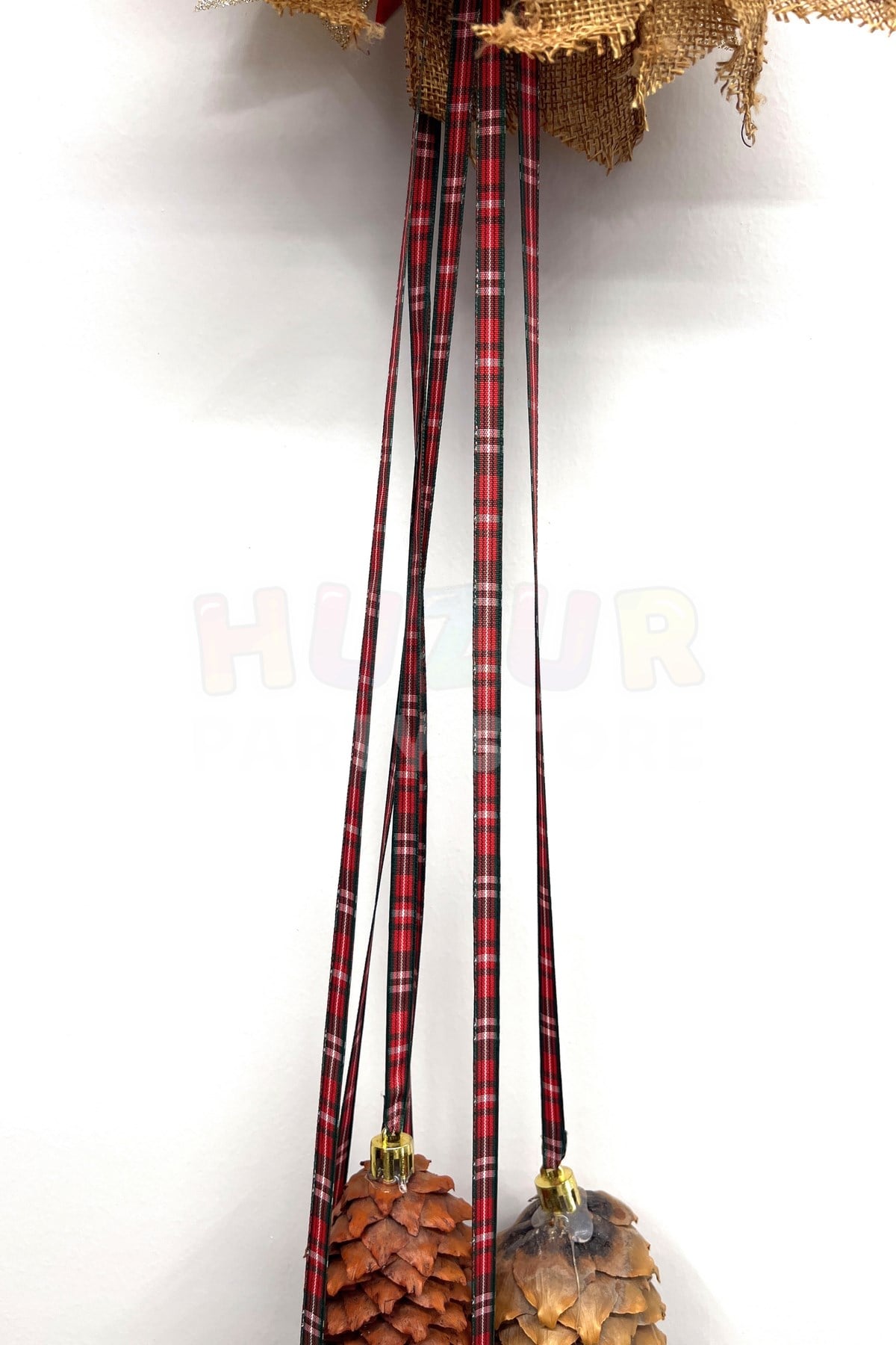 Yılbaşı Kapı Süsü 75 Cm Hasır Fiyonk Yeni Yıl Temalı Geyik Kurdele Sarkan Renkli Kozalaklar Detaylı