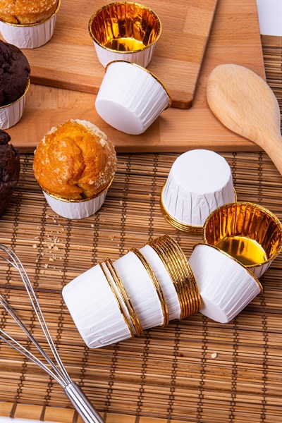 Beyaz Parlak Karton 25li Kek Kalıbı Kenarı Gold Kaplama Fırında Dağılmayan 6.5x4 Cm Muffin Cupcake