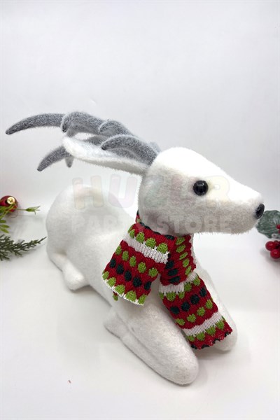 Beyaz Renkli Büyük Oturan Geyik 30x22 Cm Yılbaşı Yeni Yıl Dekoru Süet Tipi Atkı Kaşkol Detaylı