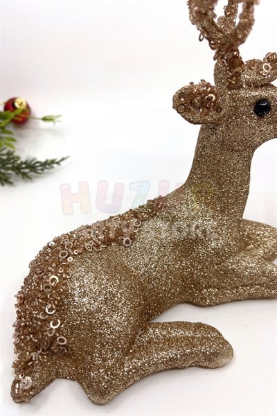 Gold Renkli Oturan Zarif Geyik Simli 20x20 Cm Sırtı Boynuzu Pul Detaylı Yeni Yıl Yılbaşı Süsü Dekoru