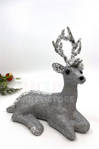 Gümüş Renkli Oturan Zarif Geyik Simli 20x20 Cm Sırtı Boynuzu Pul Detaylı Yeni Yıl Yılbaşı Süsü Dekor