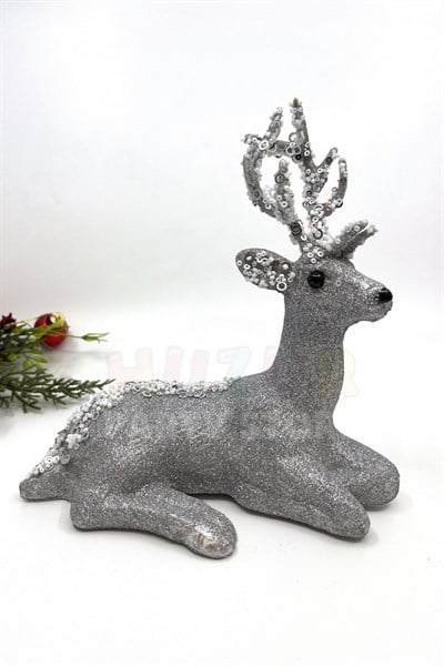Gümüş Renkli Oturan Zarif Geyik Simli 20x20 Cm Sırtı Boynuzu Pul Detaylı Yeni Yıl Yılbaşı Süsü Dekor