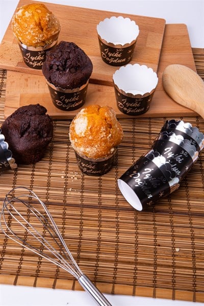 Gümüş Yaldızlı Siyah 12li Kek Kalıbı İyiki Doğdun Yazılı Fırında Dağılmayan 6.5x5 Cm Muffin Cupcake