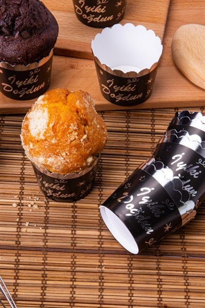 Gümüş Yaldızlı Siyah 12li Kek Kalıbı İyiki Doğdun Yazılı Fırında Dağılmayan 6.5x5 Cm Muffin Cupcake