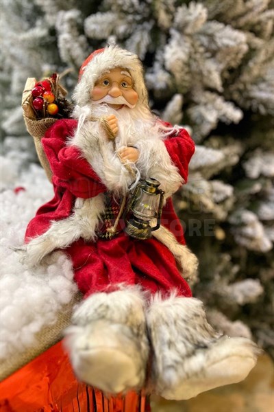 Oturan Noel Baba 45 Cm Kırmızı Kürklü Gaz Lambası Hediye Dolu Torba Detaylı Oturabilen Yılbaşı Dekor