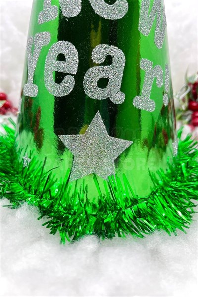 Yeşil Renk Yılbaşı Şapkası Karton Happy New Year Baskılı Simli Parlak Püsküllü Büyük Boy Yıldızlı
