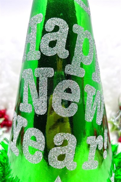 Yeşil Renk Yılbaşı Şapkası Karton Happy New Year Baskılı Simli Parlak Püsküllü Büyük Boy Yıldızlı