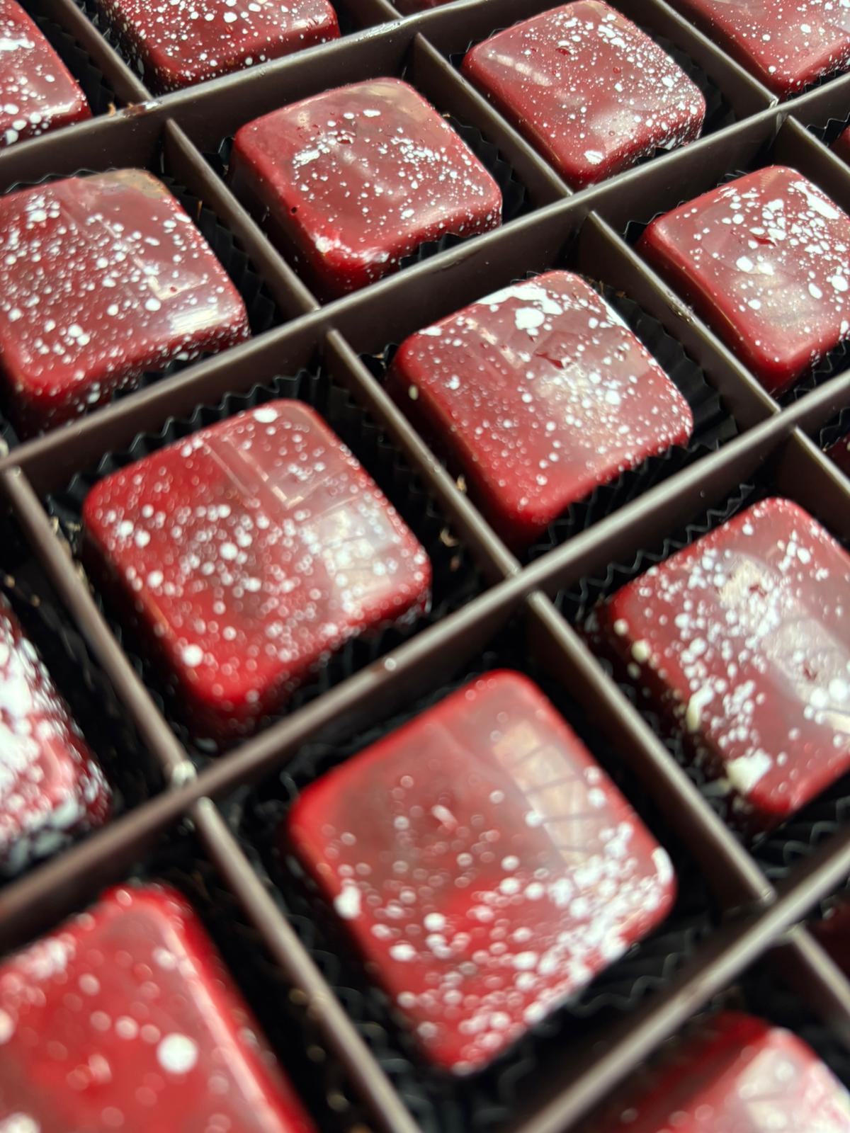 35ı Elazığ Vişnesi Çikolata Kutusu