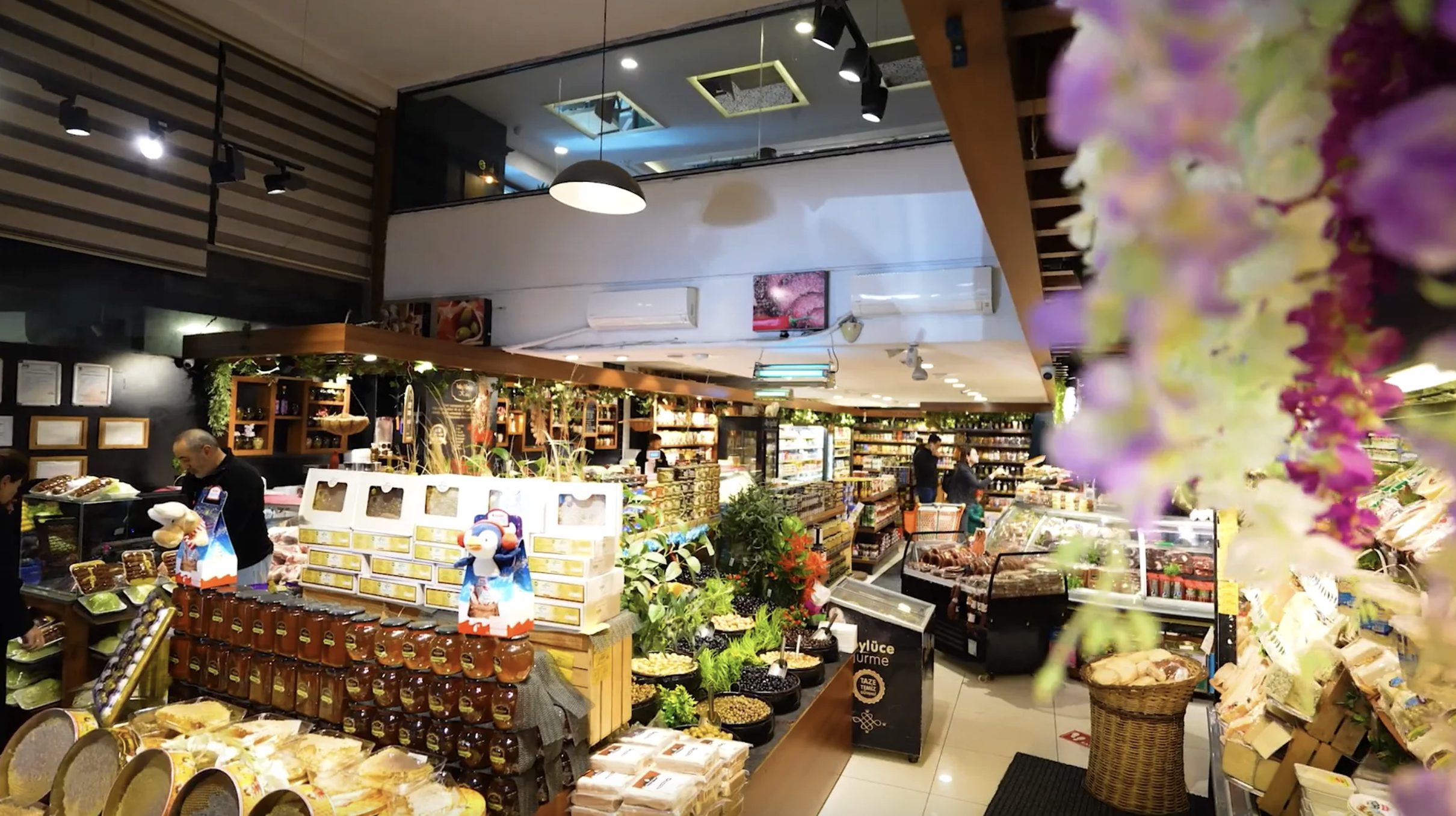 Çekmeköy Şarküteri & Meze Rehberi: Sofranı Köylüce Gurme ile Tamamla