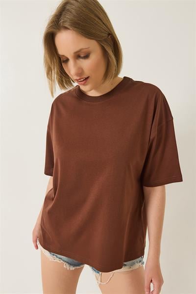 Kadın %100 Organik Pamuk Relaxed Fit Yırtmaçlı Yuvarlak Yakalı T-Shirt 60602047 - Kahve