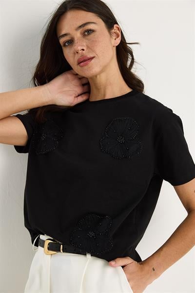 Bisiklet Yaka Çiçek Aksesuarlı Kısa Kollu T-Shirt 60602060 - Siyah