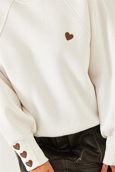 Kadın Bisiklet Yaka Kalp Nakışlı Üç İplik Şardonlu Sweatshirt 60251933 - Beyaz