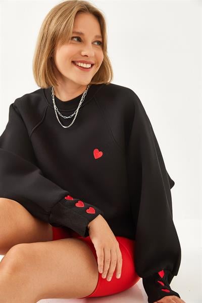Kadın Bisiklet Yaka Kalp Nakışlı Üç İplik Şardonlu Sweatshirt 60251933 - Siyah