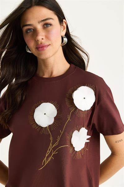 Kadın Bisiklet Yaka Kısa Kollu Nakışlı Kabartma Aksesuarlı T-Shirt 60602024 - Kahve