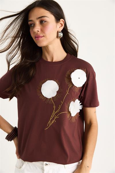 Kadın Bisiklet Yaka Kısa Kollu Nakışlı Kabartma Aksesuarlı T-Shirt 60602024 - Kahve