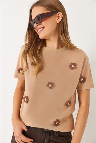 Kadın Bisiklet Yaka Papatya Aksesuarlı Kısa Kollu T-Shirt 60602019 - Bej