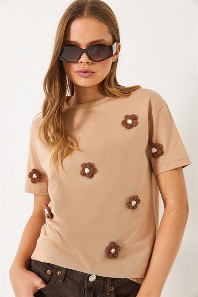 Kadın Bisiklet Yaka Papatya Aksesuarlı Kısa Kollu T-Shirt 60602019 - Bej