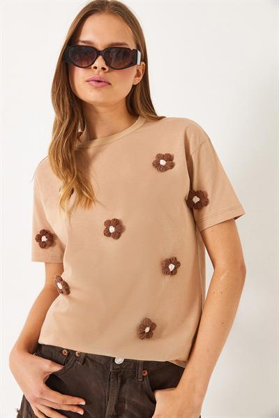 Kadın Bisiklet Yaka Papatya Aksesuarlı Kısa Kollu T-Shirt 60602019 - Bej