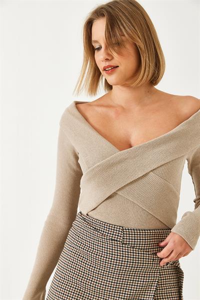 Kadın Çapraz Bantlı Parmak Geçirmeli Madonna Yaka Bluz 60261056 - Vizon