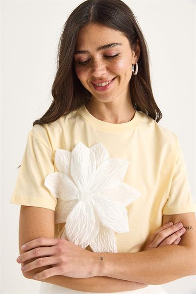 Kadın Çiçek Aksesuarlı Kısa Kollu Pamuklu T-Shirt 60602040 - Tereyağ