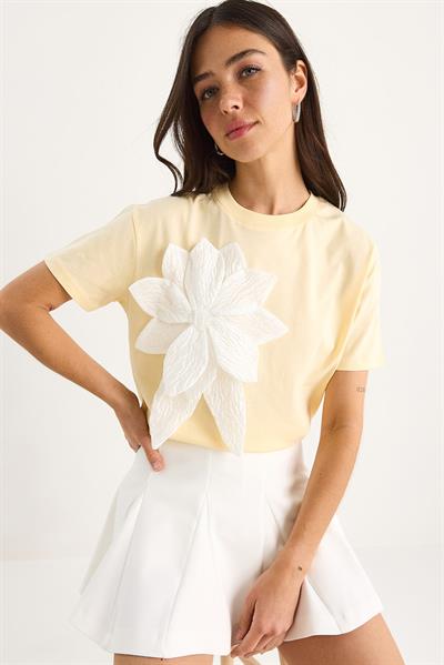 Kadın Çiçek Aksesuarlı Kısa Kollu Pamuklu T-Shirt 60602040 - Tereyağ