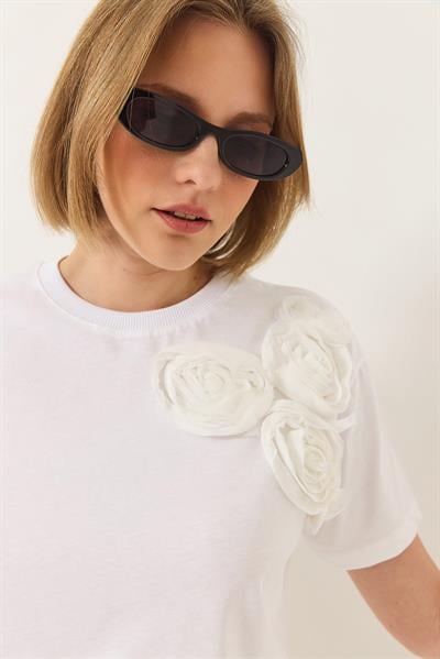 Kadın Çiçek Aksesuarlı Regular Bisiklet Yaka T-Shirt 60602030 - Beyaz