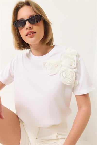 Kadın Çiçek Aksesuarlı Regular Bisiklet Yaka T-Shirt 60602030 - Beyaz