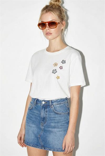 Kadın %100 Pamuk El İşi Çiçek Nakış Detaylı Premium Tasarım T-Shirt 1005 60282050 - Beyaz