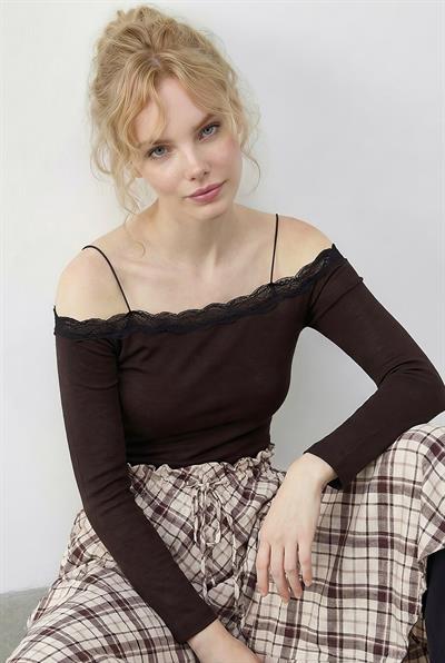 Kadın Askılı Dantel Detaylı Madonna Yaka Bluz 1064 60286037 - Acı Kahve