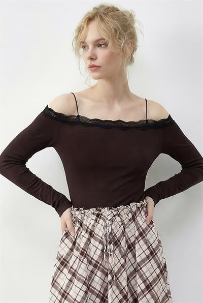Kadın Askılı Dantel Detaylı Madonna Yaka Bluz 1064 60286037 - Acı Kahve