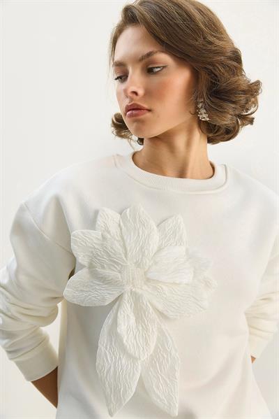 Kadın Bisiklet Yaka Çiçek Aksesuarlı Üç İplik Şardonlu Sweatshirt 60601043 - Beyaz