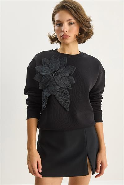 Kadın Bisiklet Yaka Çiçek Aksesuarlı Üç İplik Şardonlu Sweatshirt 60601043 - Siyah