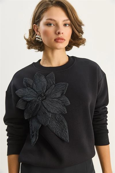 Kadın Bisiklet Yaka Çiçek Aksesuarlı Üç İplik Şardonlu Sweatshirt 60601043 - Siyah