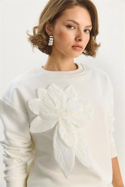 Kadın Bisiklet Yaka Çiçek Aksesuarlı Üç İplik Şardonlu Sweatshirt 60601043 - Beyaz