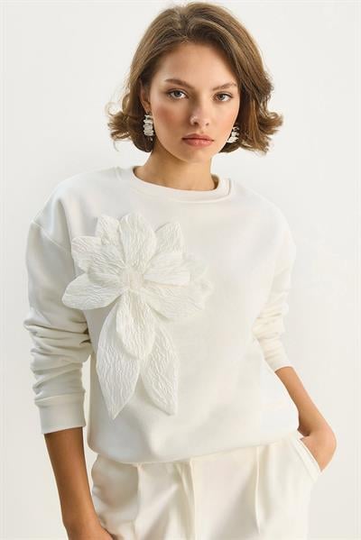 Kadın Bisiklet Yaka Çiçek Aksesuarlı Üç İplik Şardonlu Sweatshirt 60601043 - Beyaz