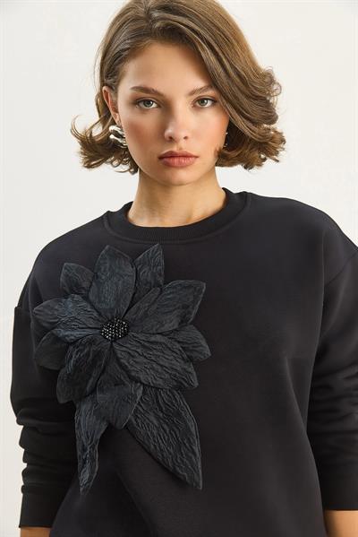 Kadın Bisiklet Yaka Çiçek Aksesuarlı Üç İplik Şardonlu Sweatshirt 60601043 - Siyah