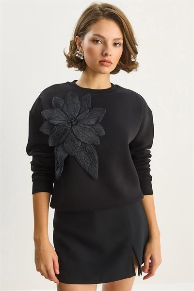 Kadın Bisiklet Yaka Çiçek Aksesuarlı Üç İplik Şardonlu Sweatshirt 60601043 - Siyah