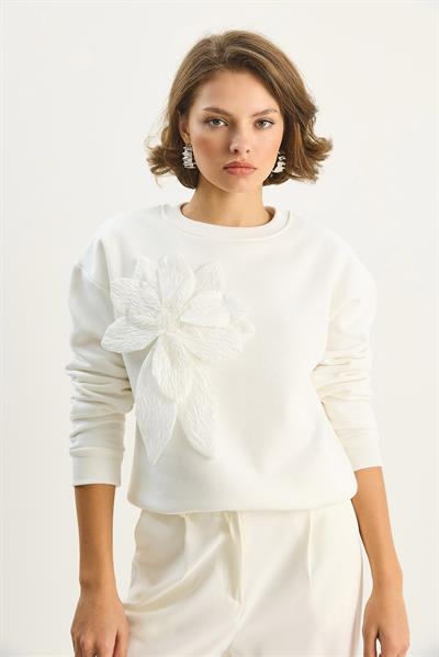 Kadın Bisiklet Yaka Çiçek Aksesuarlı Üç İplik Şardonlu Sweatshirt 60601043 - Beyaz