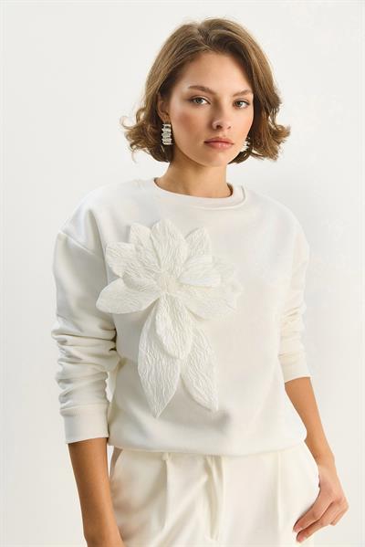 Kadın Bisiklet Yaka Çiçek Aksesuarlı Üç İplik Şardonlu Sweatshirt 60601043 - Beyaz