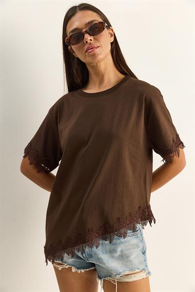 Kadın Bisiklet Yaka Dantel Detaylı Asimetrik Kesim Oversize T-Shirt 2224 60286124 - Kahverengi