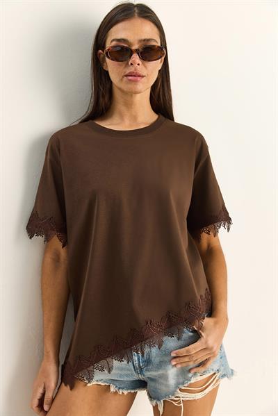 Kadın Bisiklet Yaka Dantel Detaylı Asimetrik Kesim Oversize T-Shirt 2224 60286124 - Kahverengi