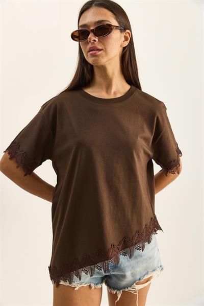 Kadın Bisiklet Yaka Dantel Detaylı Asimetrik Kesim Oversize T-Shirt 2224 60286124 - Kahverengi